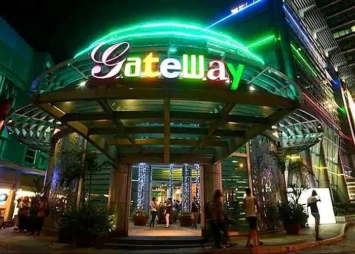 One Br Apt. Manhattan Plaza Araneta Center Cubao 3*